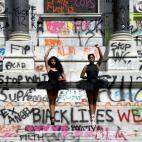 Kennedy George y Ava Holloway, bailarinas de 14 a&ntilde;os, ante el monumento al general confederado Robert E. Lee de Minneapolis, tras la muerte de George Floyd, el pasado junio.