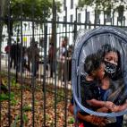 Dana Clark y su hijo Mason esperan en el Ayuntamiento de Nueva Orleans para ejercer su derecho al voto anticipado.
