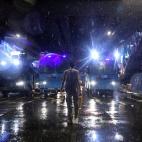 Un hombre camina entre furgones policiales durante las protestas contra el Gobierno en Bangkok, Tailandia, el pasado octubre.