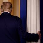 Donald Trump abandona la sala de prensa tras valorar los resultados de las elecciones, el 5 de noviembre.