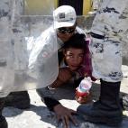 Uniformados de la Guardia Nacional de M&eacute;xico detienen a un migrante, parte de la caravana que trataba de llegar de Guatemala a M&eacute;xico, el pasado enero.