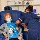 La enfermera May Parsons pone la vacuna de Pfizer/BioNtech a Margaret Keenan en Coventry, Reino Unido. La anciana fue la primera del mundo en ponerse la f&oacute;rmula contra la Covid-19.