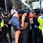 Patrick Hutchinson, un manifestante contra el racismo policial, rescata a un manifestante blanco en las calles de Londres, en junio.