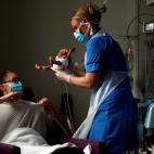 La enfermera Kirsty Hartley entrega al prematuro Theo a su madre, Kirsty Anderson, en mitad del encierro por el coronavirus, en un hospital de Lancashire, Reino Unido.