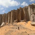 Un soldado liban&eacute;s pasa ante el edificio destrozado donde se produjo la explosi&oacute;n de Beirut, el pasado verano.