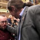 Pablo Iglesias hace un gesto cari&ntilde;oso a Pablo Echenique, tras la votaci&oacute;n en el Congreso que proclam&oacute; a Pedro S&aacute;nchez como presidente de Espa&ntilde;a.
