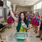 Una joven con velo y disfrazada para celebrar su despedida de soltera, acudió acompañada de sus amigas a votar.