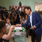 El presidente de la Junta y candidato del PP a la reelección, Juanma Moreno, saluda a la mesa momentos antes de ejercer su derecho al voto a las elecciones autonómicas en el colegio Sagrado Corazón de Málaga.