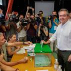 El candidato del PSOE a la presidencia de la Junta de Andalucía, Juan Espadas, introduce en la urna el sobre con su papeleta ejerciendo su derecho al voto en un colegio electoral de Sevilla.