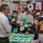 El candidato del PSOE a la presidencia de la Junta de Andalucía, Juan Espadas, guarda la papeleta para ejercer su derecho al voto en un colegio electoral de Sevilla.