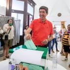 El candidato a la presidencia de la Junta de Andalucía por Ciudadanos, Juan Marín, ejerce su derecho al voto en la Biblioteca Municipal de Sanlúcar de Barrameda (Cádiz).
