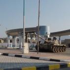 Tanques del Gobierno oficial, esperando a los rebeldes en Aden, junto al mar.
