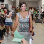 La candidata a la presidencia de la Junta de Andalucía por Adelante Andalucía, Teresa Rodríguez, introduce en la urna el sobre con su papeleta en el IES La Caleta, en el barrio de La Viña en Cádiz.