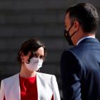 La mirada de Isabel D&iacute;az Ayuso a Pedro S&aacute;nchez durante los actos del 12 de octubre en Madrid.