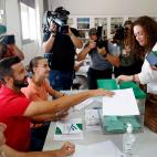 La candidata de Por Andalucía, Inmaculada Nieto, introduce el sobre con su papeleta en el colegio electoral de la Huerta de la Cruz en Algeciras (Cádiz), hoy domingo 19 de junio en los duodécimos comicios autonómicos andaluces.