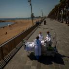 Francisco Espa&ntilde;a, de 60 a&ntilde;os, rodeado de sanitarios, disfruta del mar en un mirador junto al Hospital del Mar de Barcelona, tras pasar 52 d&iacute;as en la UCI por coronavirus.