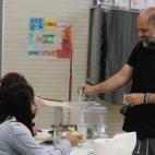 Un hombre ejerce su derecho al voto en el Colegio CEIP MALALA de Mairena del Aljarafe en Sevilla.