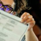 Una funcionaria revisa votos en Atlanta, el 5 de noviembre.