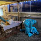 Una sanitaria atiende a su colega, desfallecida por las jornadas maratonianas contra la Covid, en Nueva Delhi, India, el pasado abril.