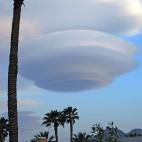 Mucha gente probablemente ha visto esto y ha alertado de un avistamiento ovni. Las nubes lenticulares se forman sobre montañas o en terreno acccidentado. Los fuertes vientos son bloqueados por la masa de tierra, y la nube queda atrapada en la...