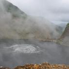 El infierno hace notar su presencia en el Boiling Lake o 'lago hirviente', un cráter con una fumarola sumergida, parte del Parque Nacional Morne Trois Pitons en la isla de Dominica. Está lleno de agua burbujeante de color gris azulado y usua...