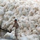 ¿Nata? ¿Algodón? ¿Espuma de afeitar o para el pelo? Espuma es, pero de mar. Se forma por la agitación de agua de mar que contiene altas concentraciones de materia orgánica disuelta. A veces pueden resultar peligrosas si se contaminan, y pr...
