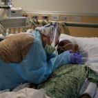 Romelia Navarro llora mientras abraza a su esposo, Antonio, en sus momentos finales a causa del coronavirus, en un hospital de Fullerton (California, EEUU).
