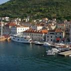 Esta isla es una de las sorpresas más gratas que ofrece el Adriático. Aquí no hay hoteles cinco estrellas, casinos, centros comerciales ni discotecas. Vis apuesta por la cultura, tan rica que los lugareños poseen incluso dialecto y diccionar...