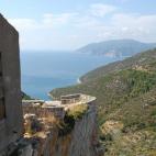 Situada en las Islas Espóradas del Norte, en el Mar Egeo, Alónnisos es una isla donde sentirse como en casa, pues todo en ella respira autenticidad. Su atmósfera ecológica atrapa y sus playas como Milia, Kokkinokastro o Steni Vala son capace...