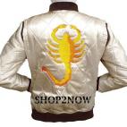 Con un escorpión a la espalda como la que el actor llevó en Drive, por 47,49€. Hay varias tallas.