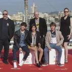 Álex de la Iglesia, Jorge Clemente, Beatriz Medina, Zoe Berriatua, Emilio Palacios y Carolina Bang posan juntos en el Puerto de Málaga.