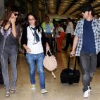 MADRID, SPAIN - MAY 24: Actor Javier Bardem (R) and Penelope Cruz (L) arrive at the Barajas airport on May 24, 2010 in Madrid, Spain. (Photo by Carlos Alvarez/Getty Images)