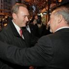 El presidente de la Generalitat valenciana, Alberto Fabra, junto a Rato en la entrega del Premio Tolerancia el 8 de febrero de 2012.
