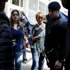 Dos profesoras salen del instituto de la tragedia escoltadas por la policía.