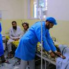 Equipo m&eacute;dico atendiendo a los heridos.