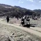 Momentos cr&iacute;ticos para evacuar a los heridos.