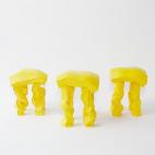 Desde Japón llega este taburete de Satsuki Ohata. La particularidad de esta silla reside en la forma en la que ha sido creada imitando el proceso de una fondue de queso. Se sumerge una esponja en PVC líquido de color amarillo y se solidifica e...