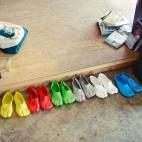 La misma técnica del Fondue Stool se utiliza para crear unas cómodas zapatillas hechas a la medida exacta de nuestro pie al sumergirlo en el PVC. Satsuki.com