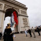 Homenaje en la tumba del soldado desconocido de Par&iacute;s, en la visita de estado de Castro en febrero de 2016.