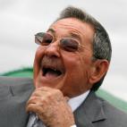 Ra&uacute;l Castro sonr&iacute;e durante un acto en La Habana con la presidenta argentina Cristina Fern&aacute;ndez.