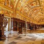 El recorrido empieza en casa, en España: la Real Biblioteca del Monasterio de El Escorial. Para visitarla hay que trasladarse hasta San Lorenzo de El Escorial, Madrid. Gracias al afán coleccionista de Felipe II, así como a su preocupación po...