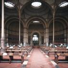 Hay que viajar hasta la capital del país vecino para contemplar su Biblioteca Nacional. Repartida por varios edificios, llama la atención la construcción de Dominique Perrault, que con su diseño consigue que las cuatro torres de 79 metros de...