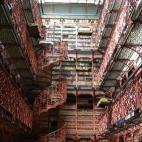 Aunque su tamaño no es tan espectacular como el de la anterior, con tan sólo 13 metros de largo y seis de ancho es considerada una de las bibliotecas más bonitas del mundo. ¿Será por su aspecto acogedor o por su escalera de caracol? Si vas ...