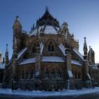 No se puede negar la belleza que posee este edificio coronado por una cúpula de estilo neogótico. Tan orgullosos están los canadienses de este símbolo de sabiduría que hasta lo han plasmado en los billetes de dólar para su deleite diario. ...