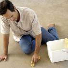 Si necesitas limpiar una mancha, una mezcla de agua tibia y vinagre con una cucharada de jabón de castilla resultará. Si planificas limpiar las alfombras profesionalmente, busca una compañía que utilice productos certificados por Green Seal.