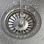 Los limpiadores de caños vienen en formas líquidas y cristalinas, en ambas formas son dañinos. La mayoría contiene lejía, blanqueador, hidróxido de potasio y ácido sulfúrico. El punto es disolver cabello humano y desperdicio de las cañe...