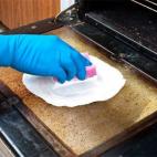 Los limpiadores de horno son una gran preocupación, la mayoría contiene lejía, que es muy corrosivo. Estos productos vienen en diferentes formas, pero la mayoría son mayormente en aerosol, la peor forma. Es fácilmente inhalado y hasta peque...