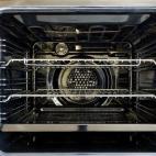 Una manera de mantener tu horno limpio es forrando el fondo con papel de aluminio para capturar los derrames o utilizando una pasta de bicarbonato de soda mezclado con sal de mar.