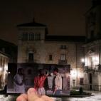 Una escena con un joven Antonio Banderas en la Plaza de la Villa, cuando el edificio era sede del Ayuntamiento de Madrid.