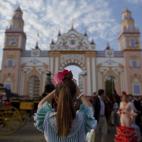 La portada es el nombre de la puerta que da acceso a la Feria. Esta construcción cambia su diseño cada año, homenajeando a algún acontecimiento o monumento importante de la ciudad. La Portada 2015 está inspirada en el edificio del Museo de ...